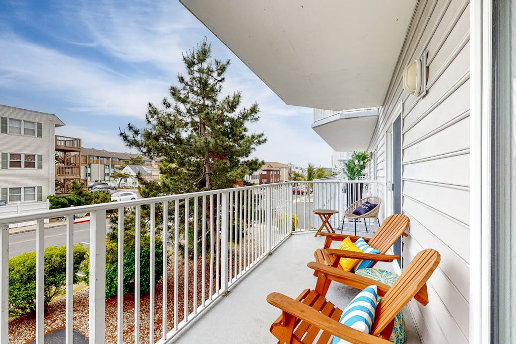 Newly Updated Condo Steps from the Beach w/ Balcony, Shared Rooftop Pool