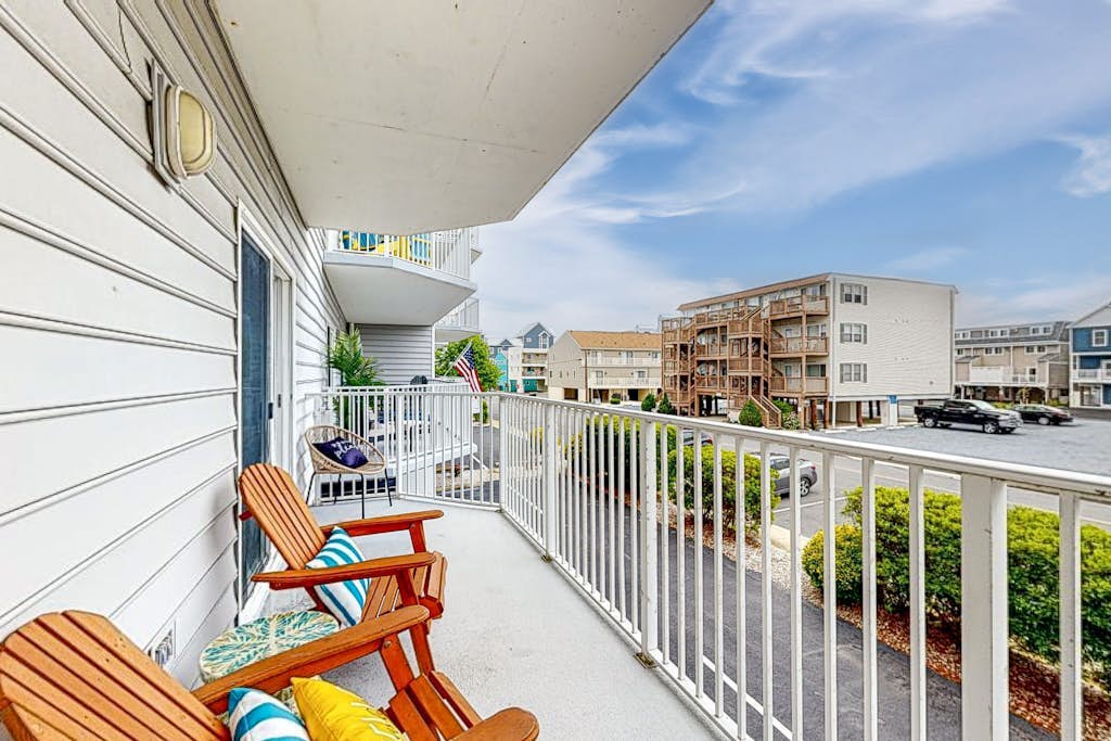 Newly Updated Condo Steps from the Beach w/ Balcony, Shared Rooftop Pool