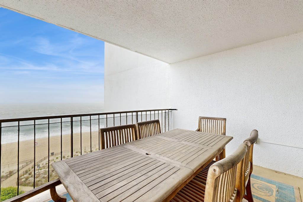 Up-to-Date, Oceanfront Condo with Balcony, AC, WiFi, Laundry & Shared Pool