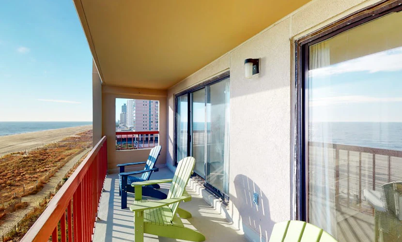 Waterfront Condo w/Private Balcony, W/D, Shared Outdoor Pool & Kiddie Pool, A/C