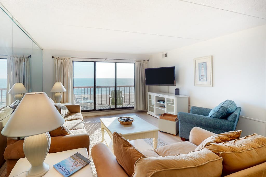 Waterfront Condo w/Private Balcony, W/D, Shared Outdoor Pool & Kiddie Pool, A/C