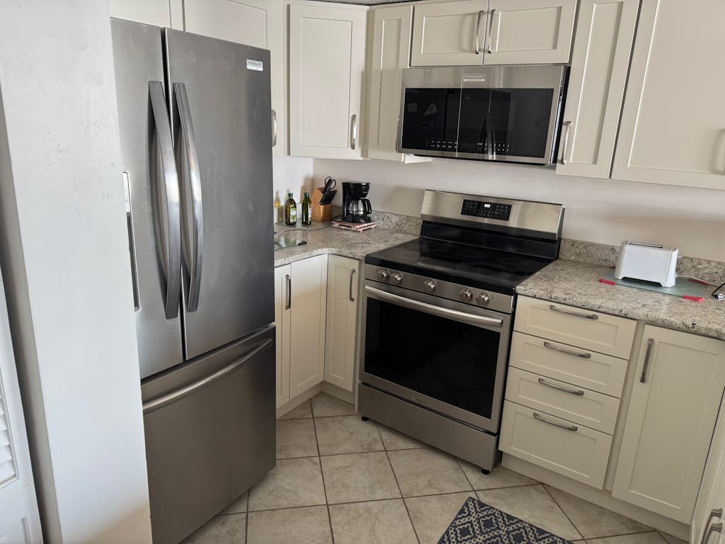 Waterfront Condo w/Private Balcony, W/D, Shared Outdoor Pool & Kiddie Pool, A/C