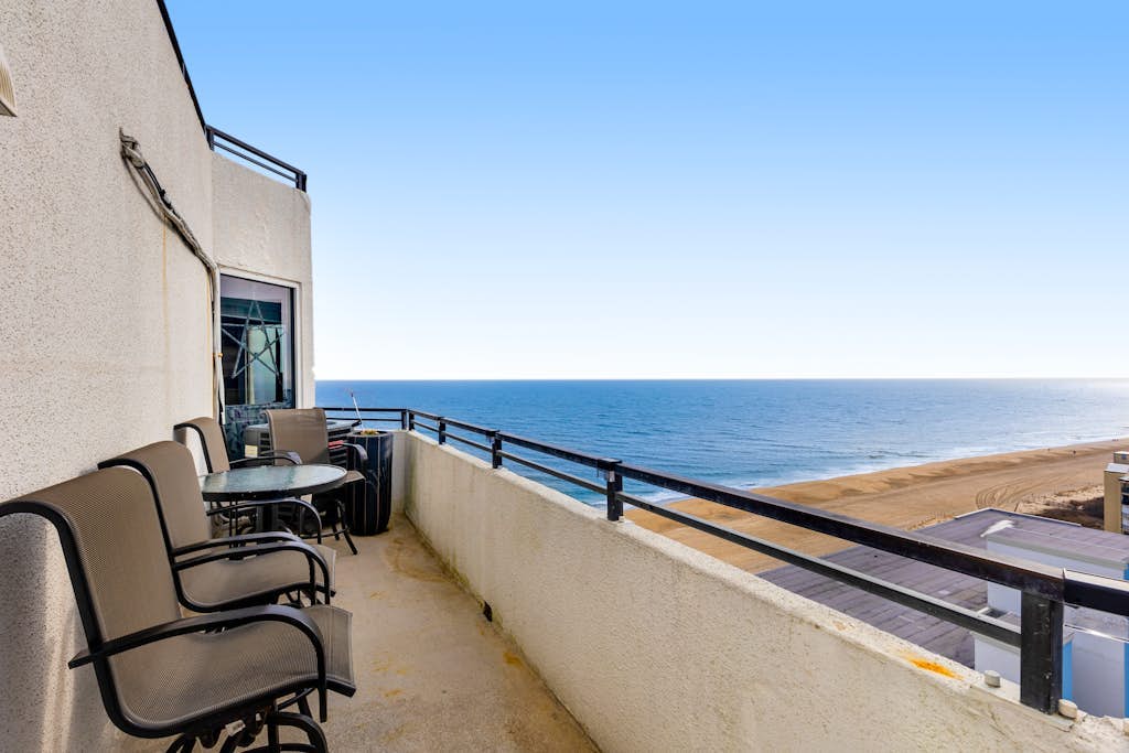 Oceanfront condo with two balconies, amazing views, WiFi, AC, & shared pool