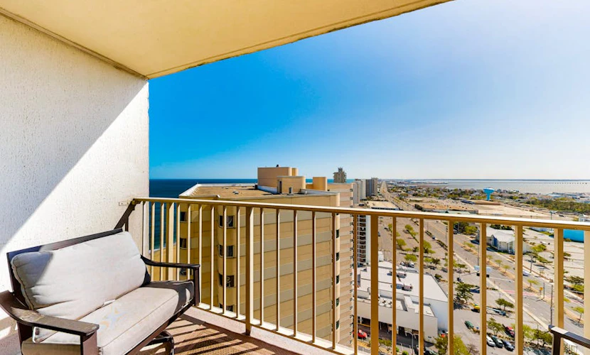 Well-equipped condo with balcony, W/D, pools, & tennis