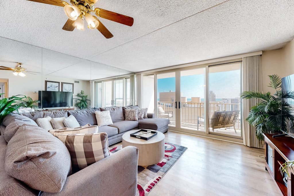 Well-equipped condo with balcony, W/D, pools, & tennis
