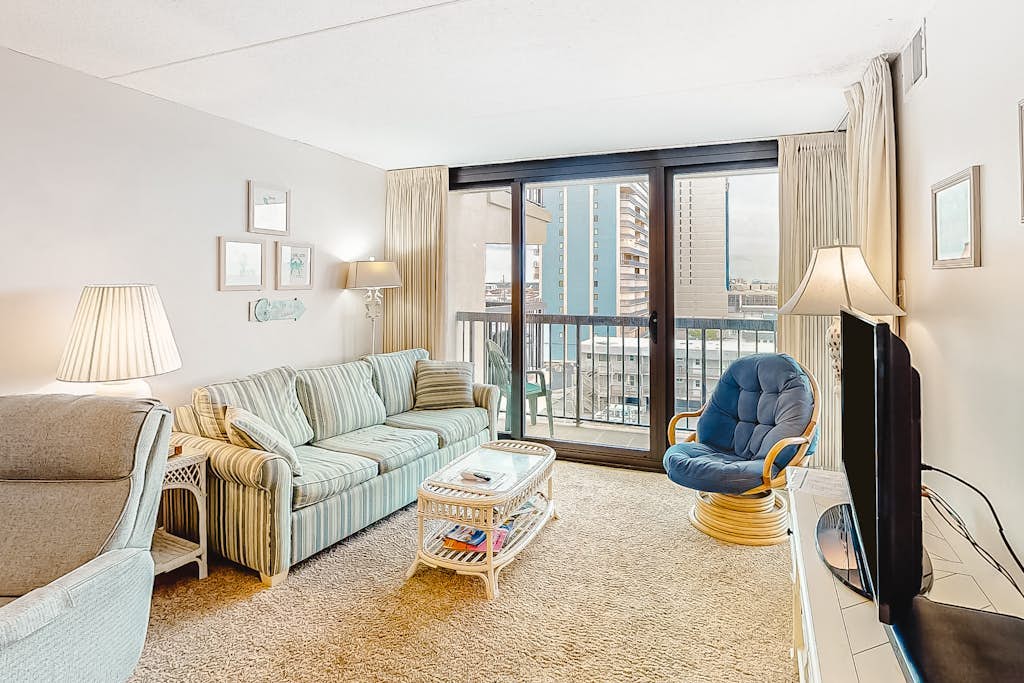 Bright, ocean-view condo with balcony, pools, tennis, saunas & gym