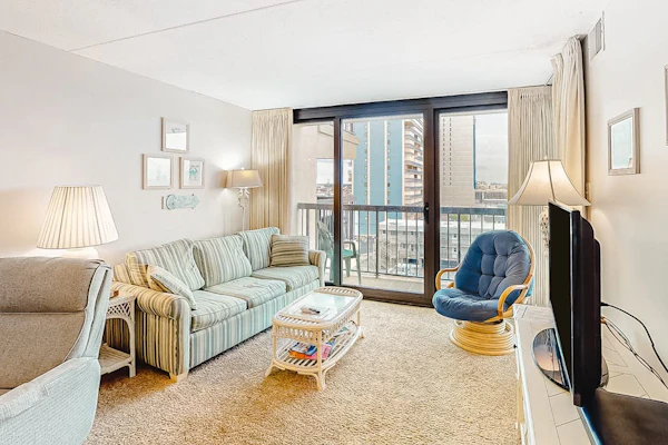 Bright, ocean-view condo with balcony, pools, tennis, saunas & gym