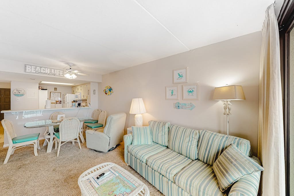 Bright, ocean-view condo with balcony, pools, tennis, saunas & gym