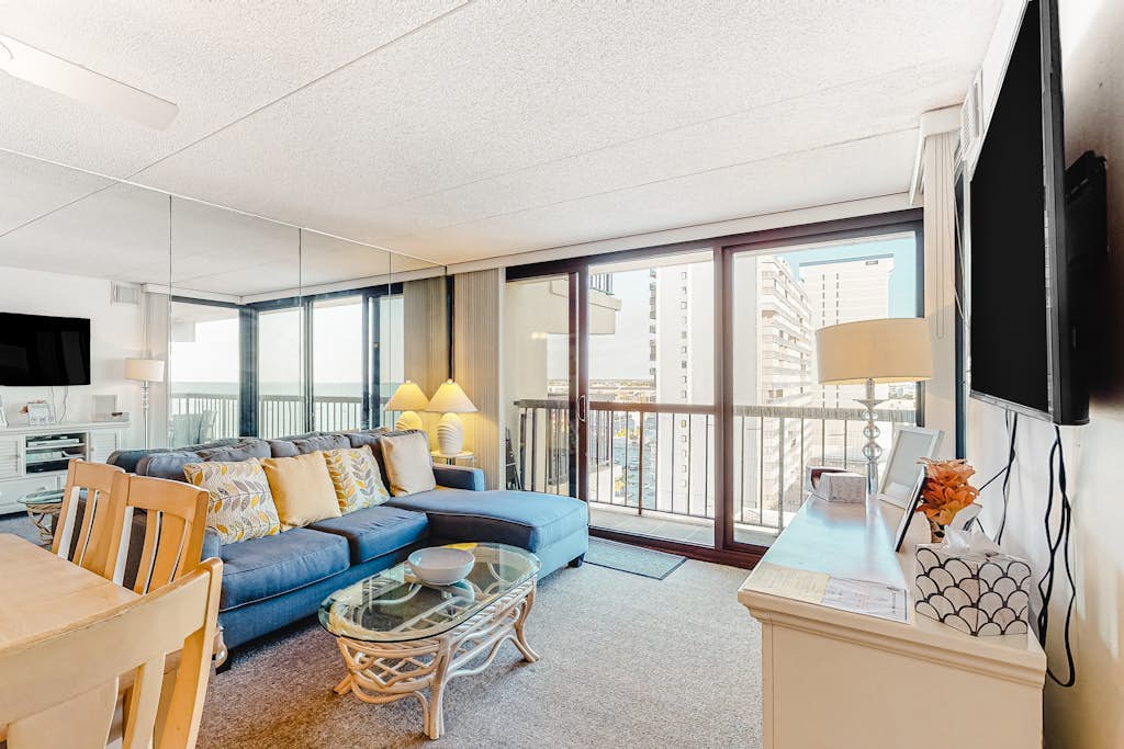 Ocean-view condo on the beach with balcony, pools, saunas, tennis & gym