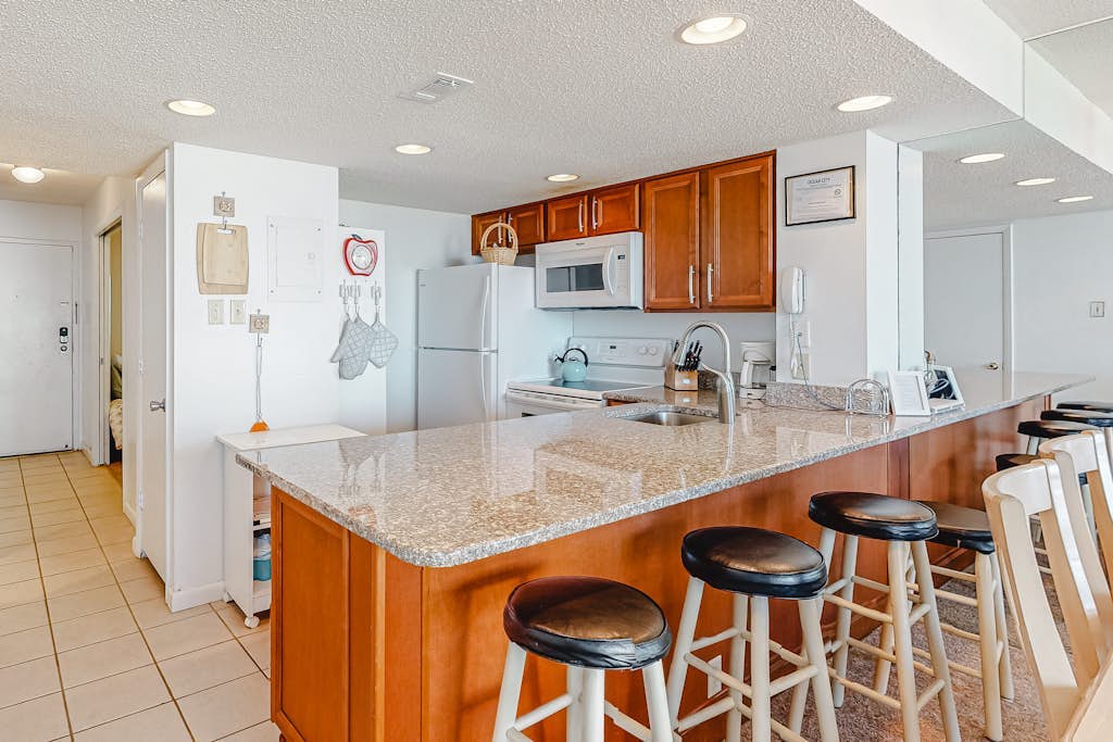 Ocean-view condo on the beach with balcony, pools, saunas, tennis & gym