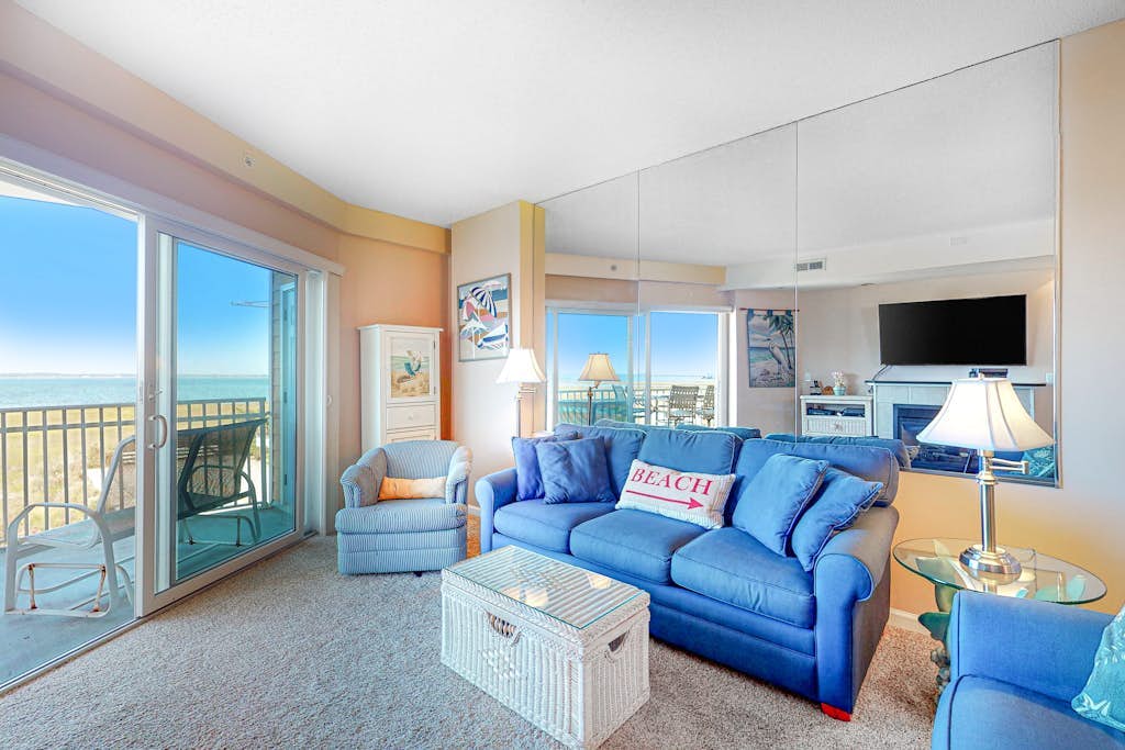Bayside Condo with Balcony, Sunset Views, Central AC, WiFi & Shared Rooftop Pool