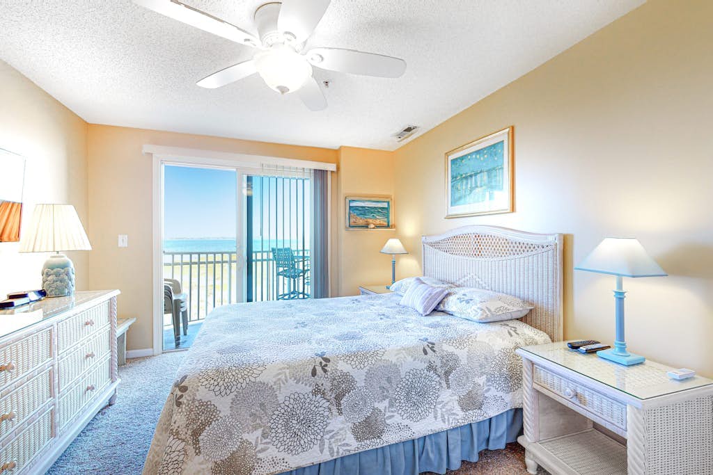 Bayside Condo with Balcony, Sunset Views, Central AC, WiFi & Shared Rooftop Pool
