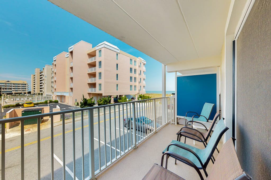 Ocean Block Condo with a Balcony, Side Ocean View, AC, WiFi & Shared Pool