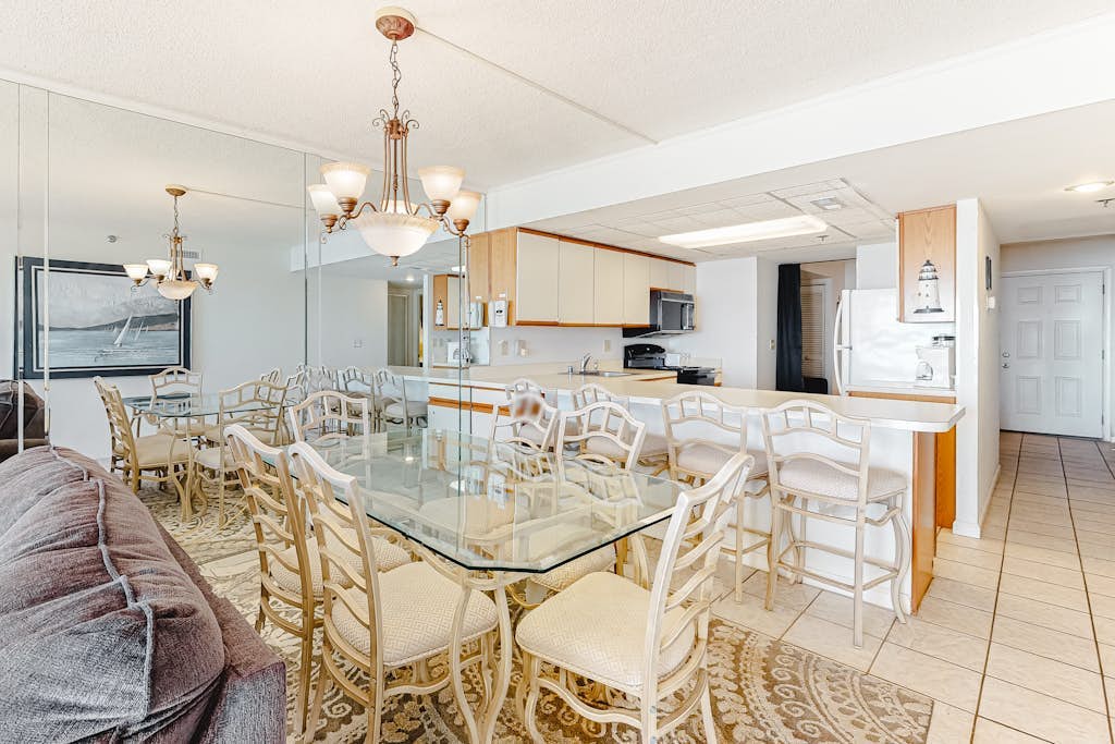 Oceanfront Condo on the Beach with Balcony, WiFi, AC & Shared Pools/Hot Tub