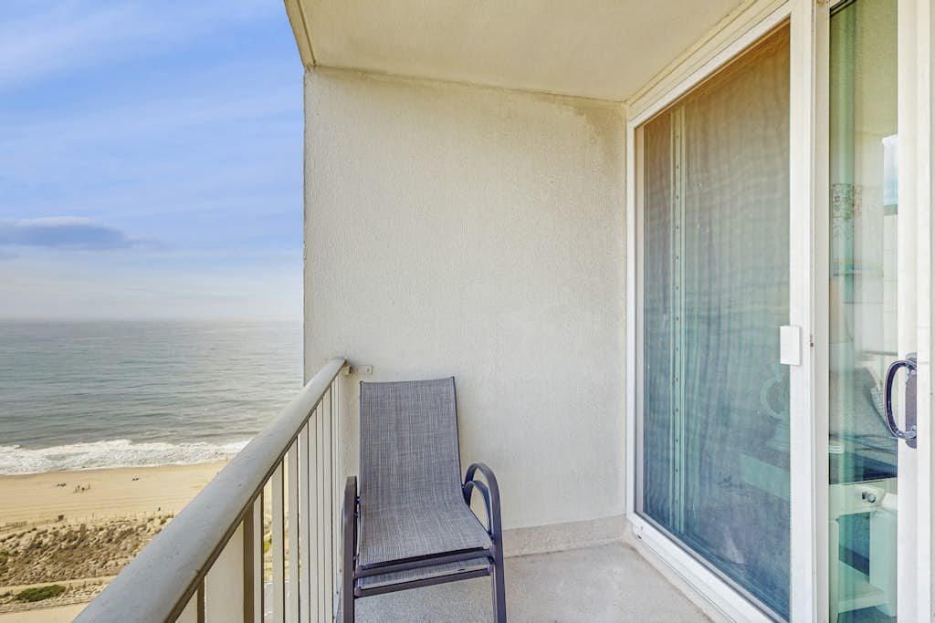 Sunny condo with balcony, W/D, pools, tennis & AC