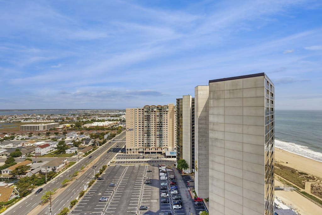 Sunny condo with balcony, W/D, pools, tennis & AC