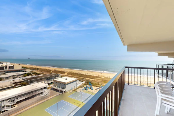 Ocean-view condo with AC, Balcony, pools, saunas & game room