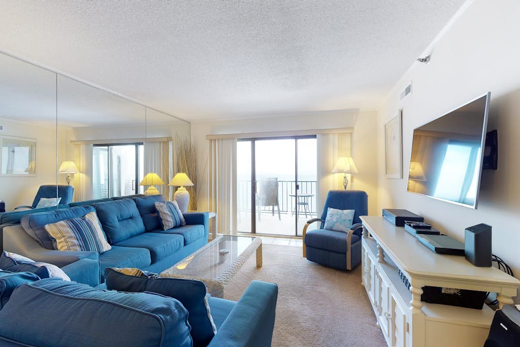 Oceanfront Condo with Great View, Balcony, Fast WiFi, AC & Shared Pools/Hot Tub