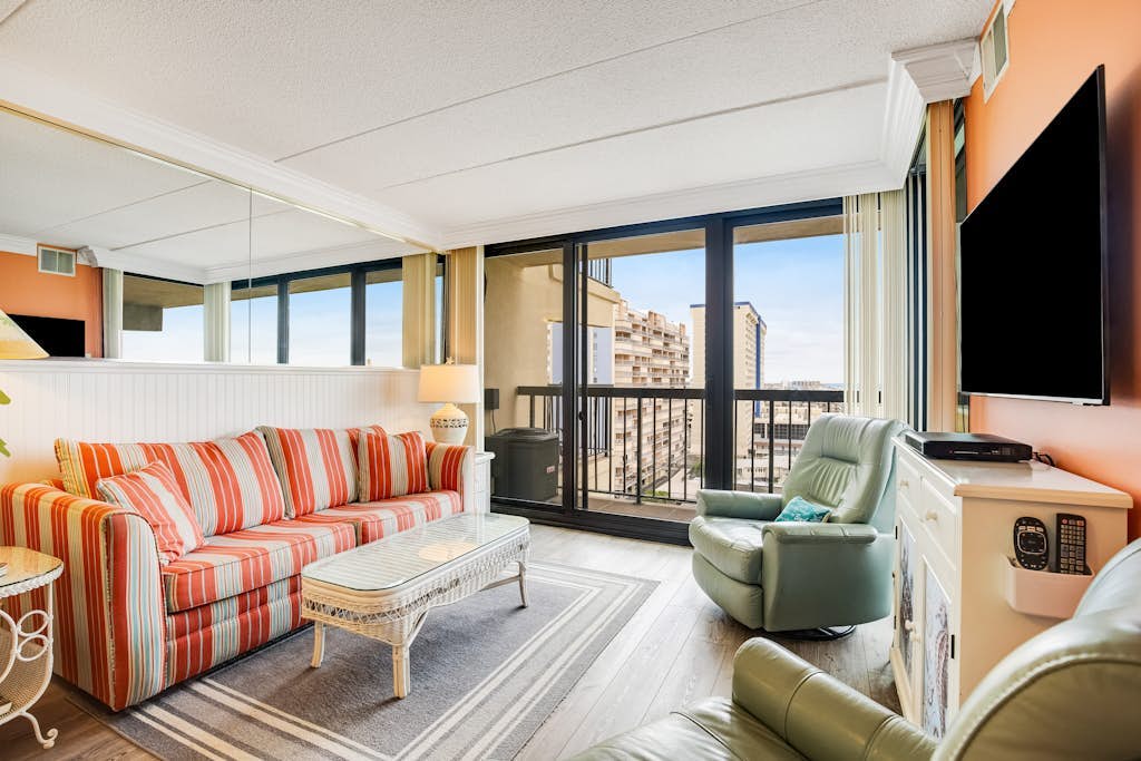 Beachfront corner condo with balcony, pools, sauna & tennis