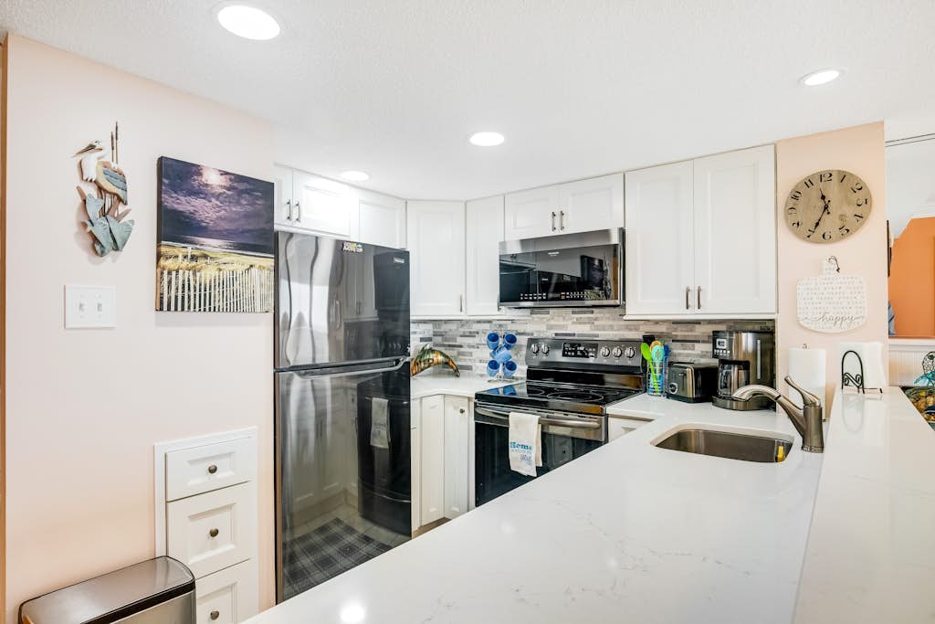Beachfront corner condo with balcony, pools, sauna & tennis