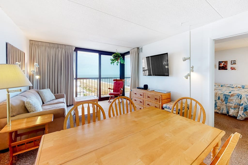 Inviting beach condo with pools, gym, tennis courts & balcony