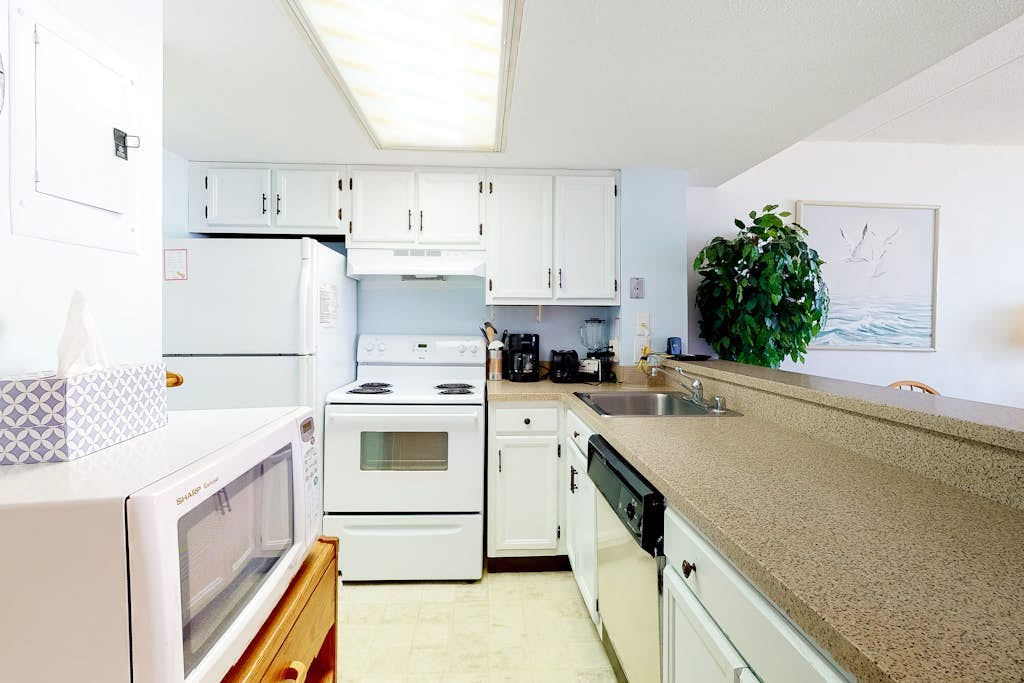 Inviting beach condo with pools, gym, tennis courts & balcony