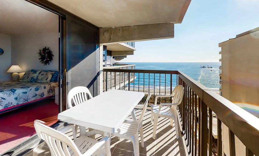 Wonderful beach condo with balcony, views, pools, gym, game room & sauna