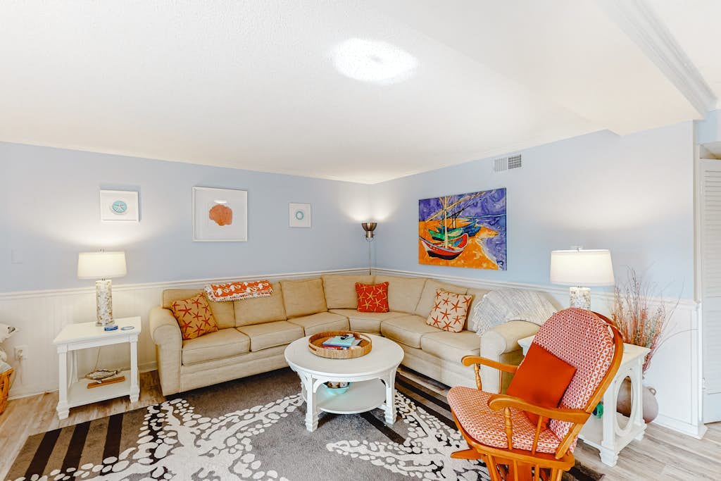 Perfect Condo near the Beach w/Shared Pool, Private Washer/Dryer, Balcony, WiFi