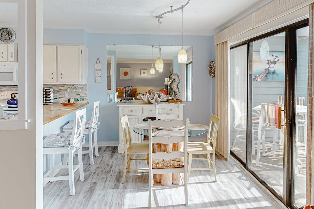 Perfect Condo near the Beach w/Shared Pool, Private Washer/Dryer, Balcony, WiFi