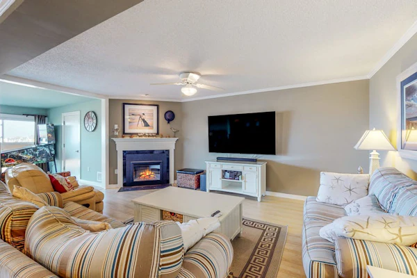 Bayfront Condo w/Shared Outdoor Pool, Private Washer/Dryer, Sunroom, Free WiFi