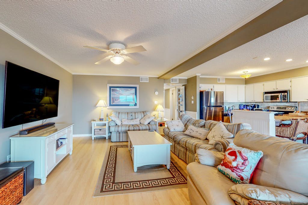 Bayfront Condo w/Shared Outdoor Pool, Private Washer/Dryer, Sunroom, Free WiFi
