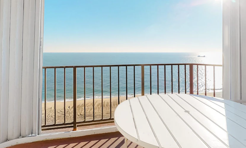 Oceanfront Condo on the Beach with Balcony, AC, WiFi & Shared Pools/Hot Tub