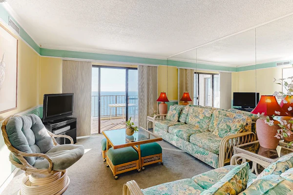Oceanfront Condo on the Beach with Balcony, AC, WiFi & Shared Pools/Hot Tub