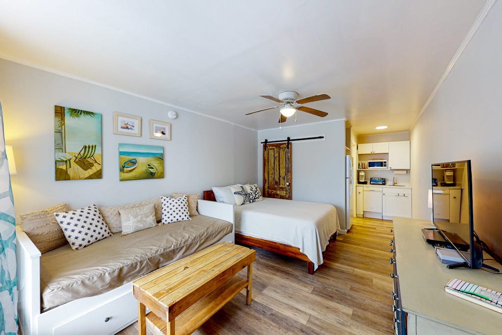 Beachside condo within walking distance to beach, boardwalk & attractions