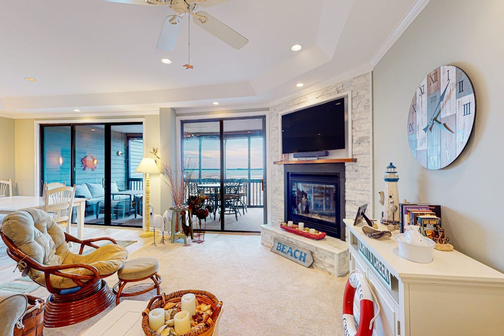 Coastal condo with breathtaking views, balcony, fireplace, & W/D - pool access
