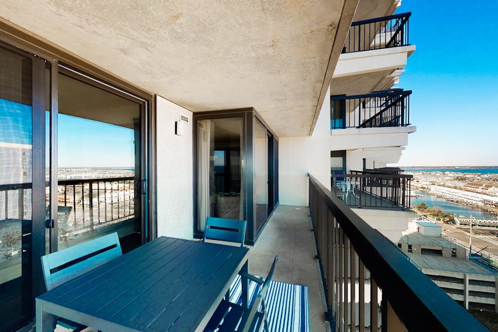 Marvelous beach condo with balcony, pools, gym, sauna & game room