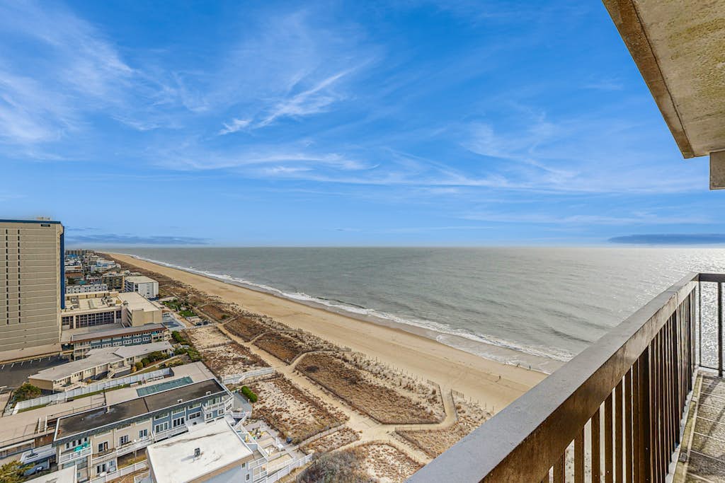 Sun-kissed beach condo with balcony, pools, game room, tennis & AC