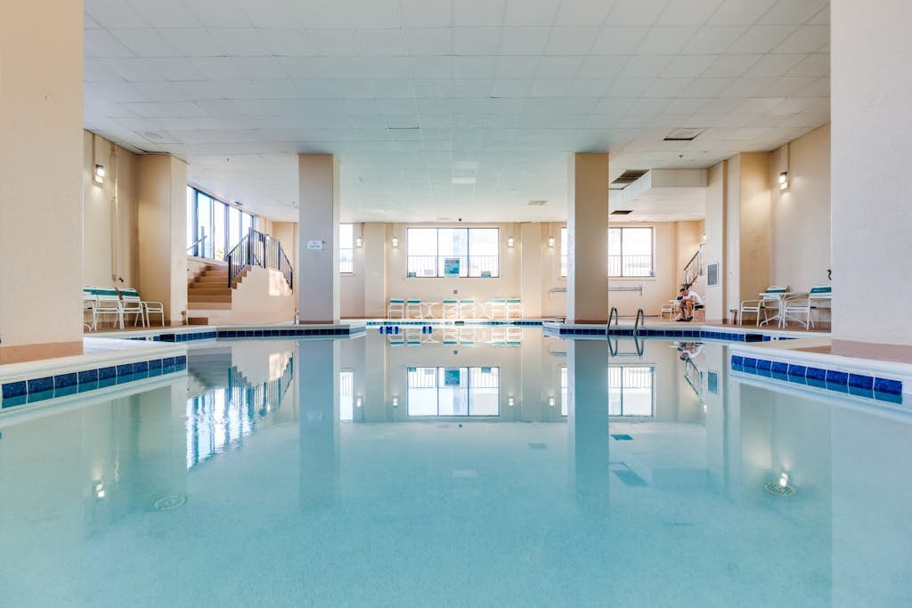 Charming one bedroom beachfront Condo w/balcony, kitchen, shared pool & hot tub