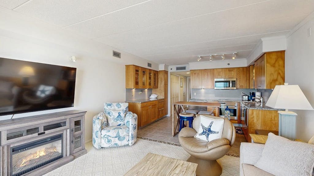 Charming one bedroom beachfront Condo w/balcony, kitchen, shared pool & hot tub