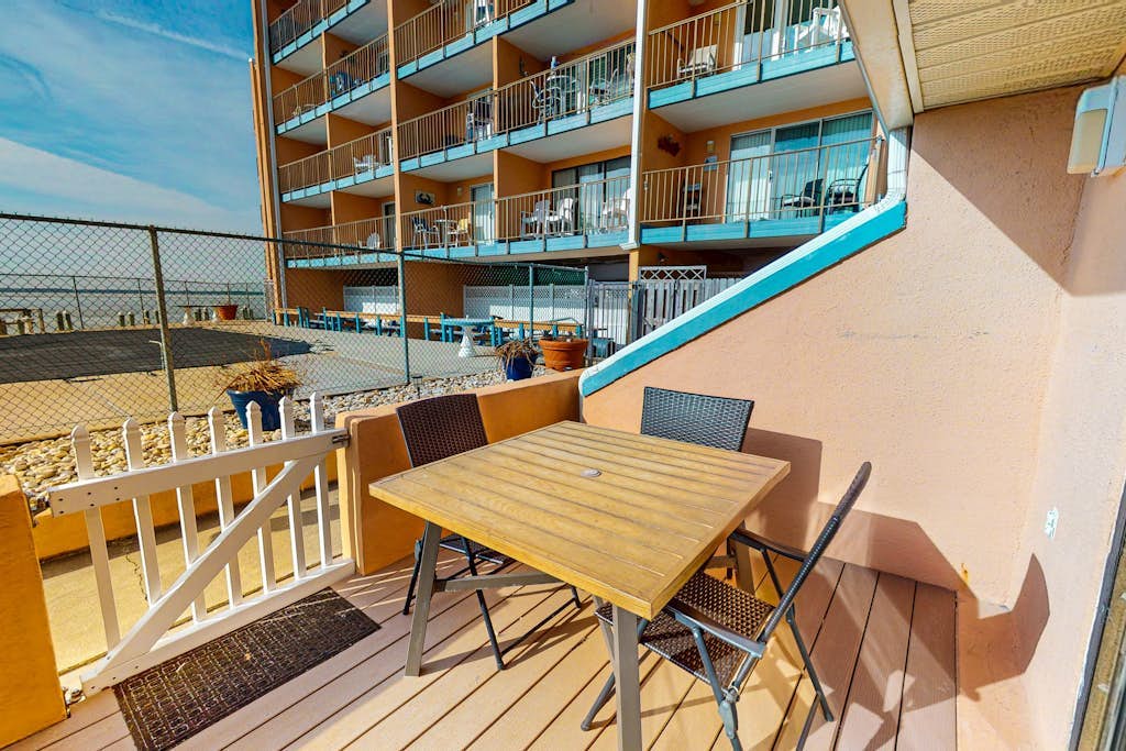 Charming 1st floor - Bayfront condo, w/outdoor deck, pool & bay views