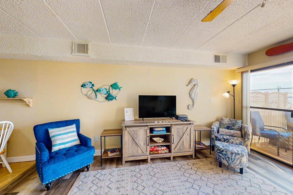 Charming 1st floor - Bayfront condo, w/outdoor deck, pool & bay views