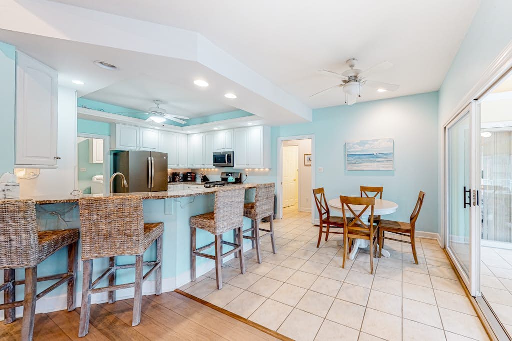 Canal-front dog-friendly home, shared pools, sports courts, views