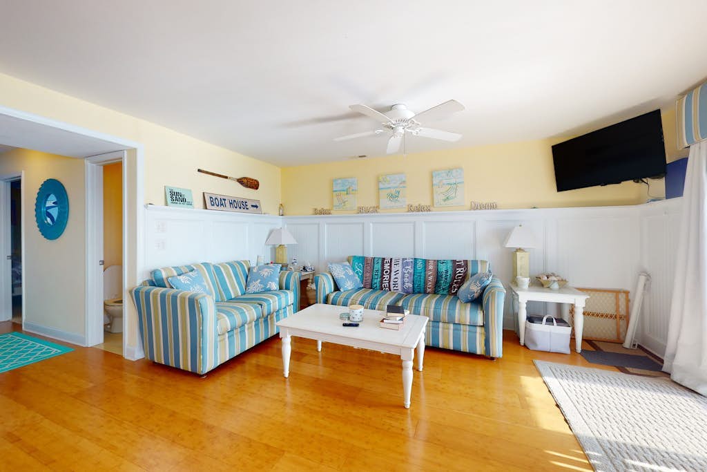 Waterfront stay with dock and pool access, washer/dryer, beach gear, & AC