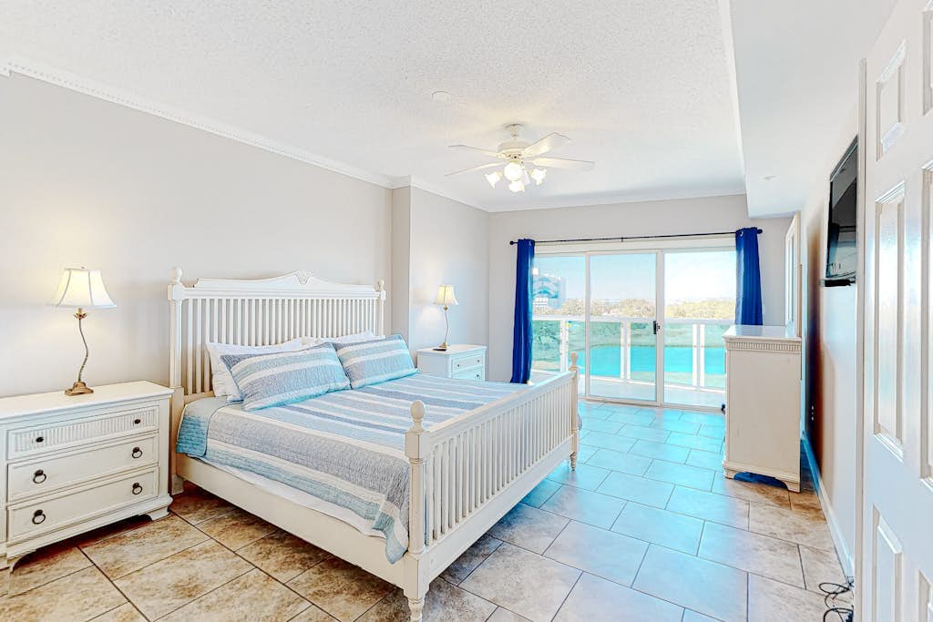 Beautiful bayfront condo with pool, near the beach, full kitchen, & balcony