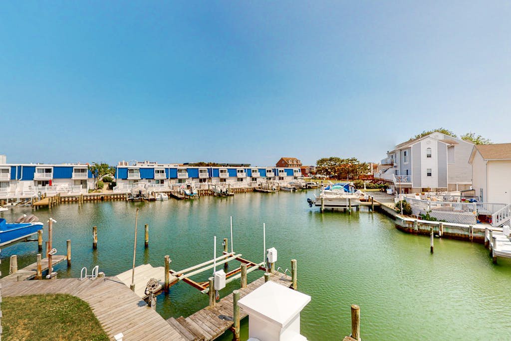 Waterfront townhome with a game room, boat slips, and grill - scenic views