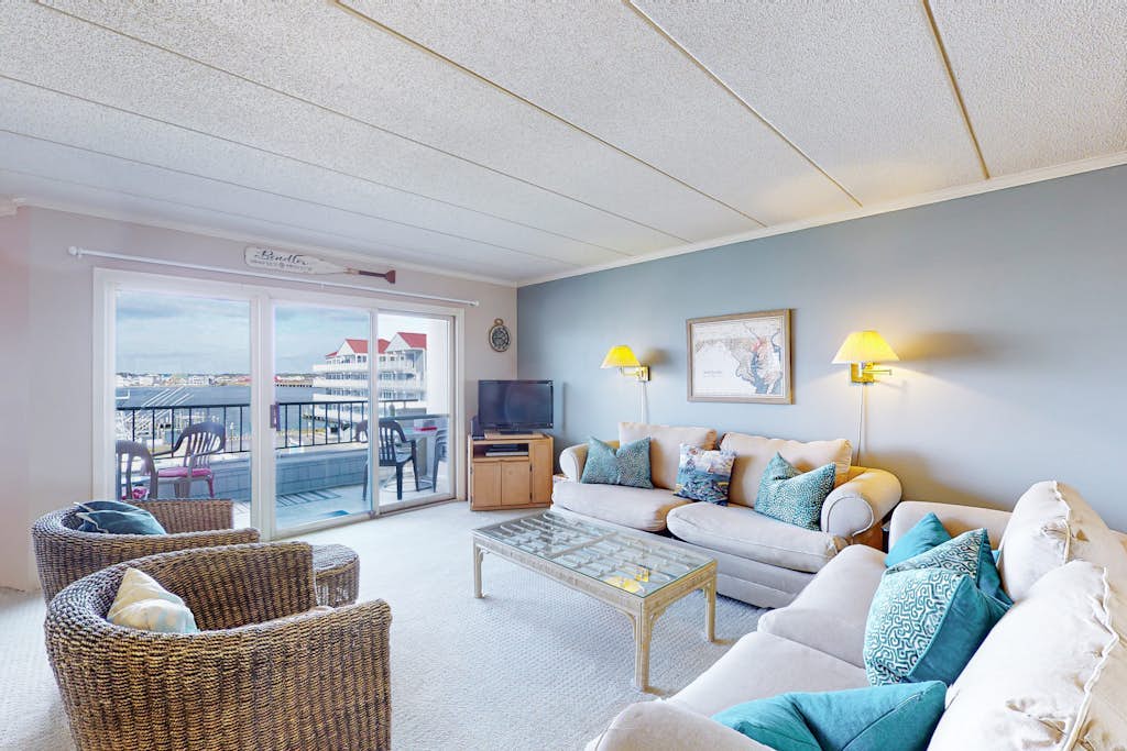 Lovely condo with water view, pool, balcony, fast WiFi, & washer/dryer