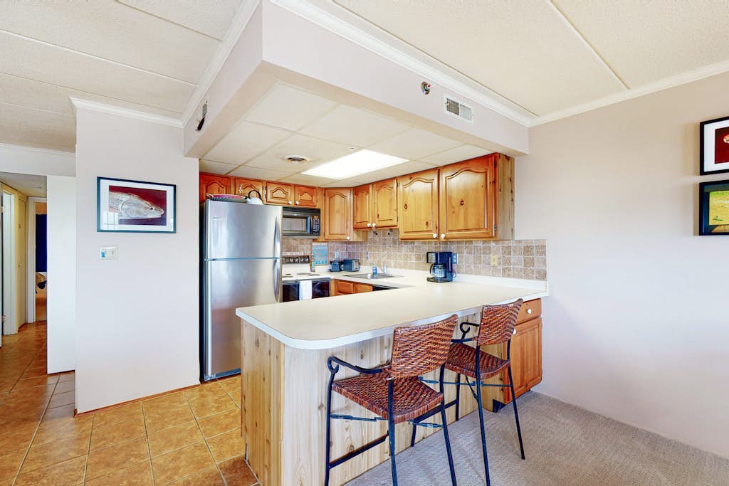 Lovely condo with water view, pool, balcony, fast WiFi, & washer/dryer
