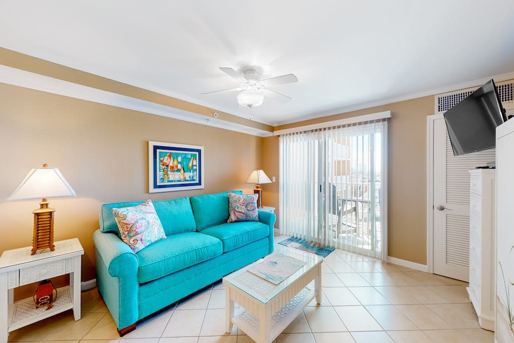 4th-floor studio with partial bay views, heated pool, gym, sauna, balcony, & AC