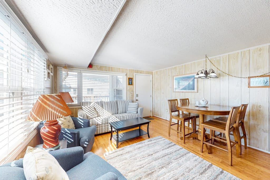 Oceanside condo near the beach with central AC, balcony, & high-speed WiFi