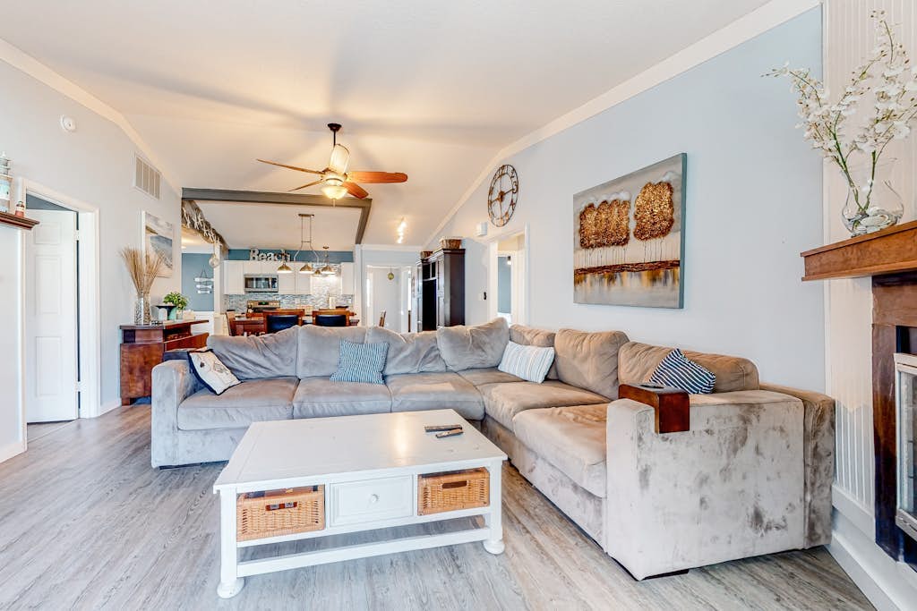 Dog-friendly home 5 blocks from the beach with patio, fireplace & prime location